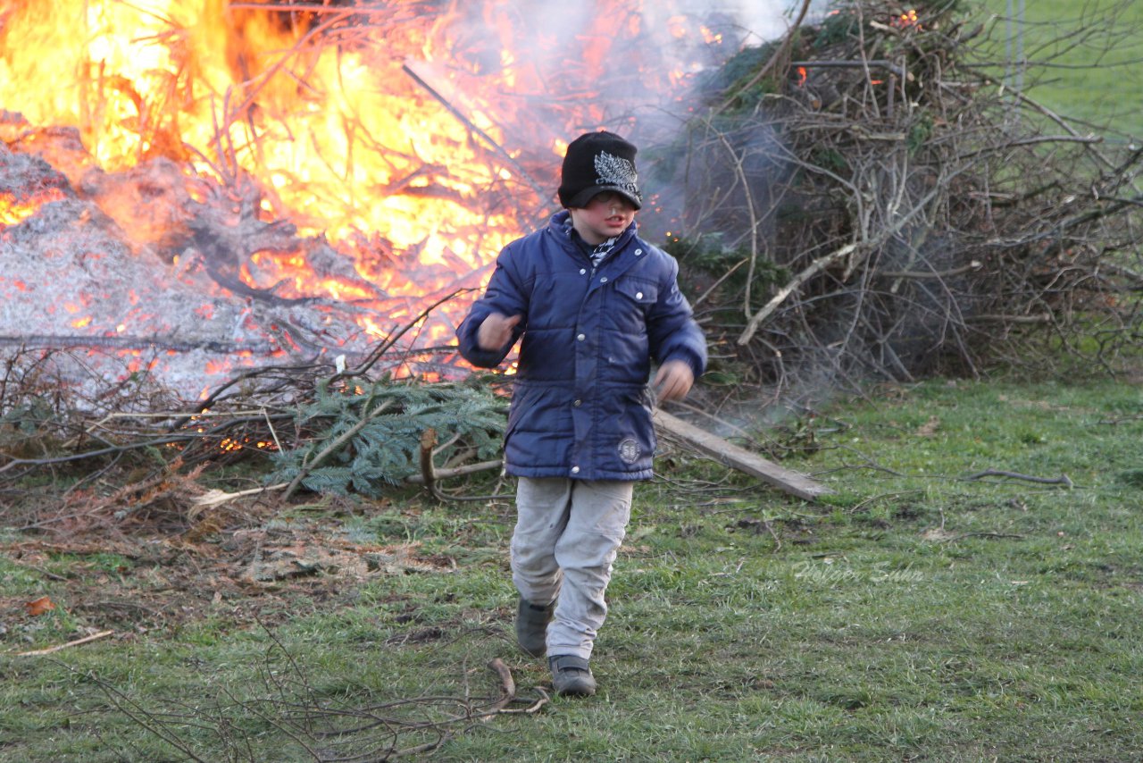 Bild 17 - Osterfeuer 2012